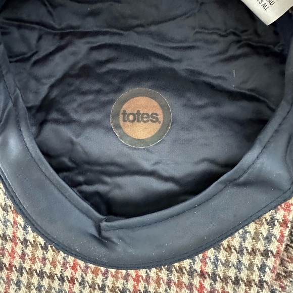 totes Houndstooth Flat Cap in Black, White, and Red - Picture 2 of 10